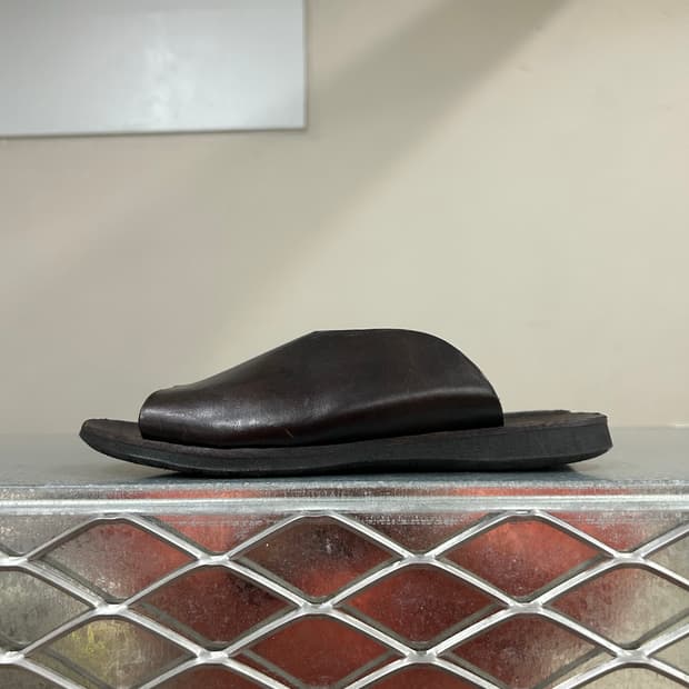 브라도르 V컷 레더 슬리퍼 39