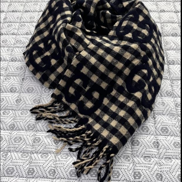 구찌 체크 머플러