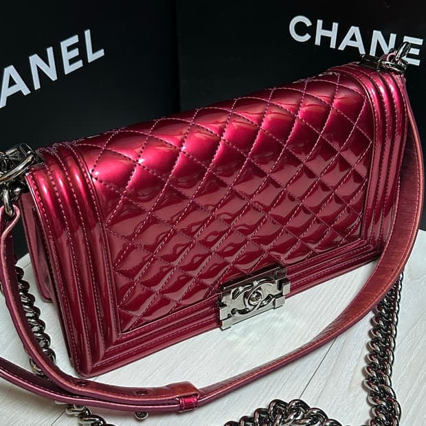 샤넬 카프스킨 체인 보이백 미듐 os 버건디