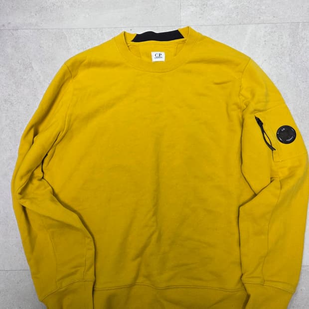 CP컴퍼니의 노란색 맨투맨