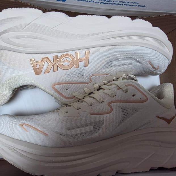 호카 클리프톤10 베이지색 런닝화