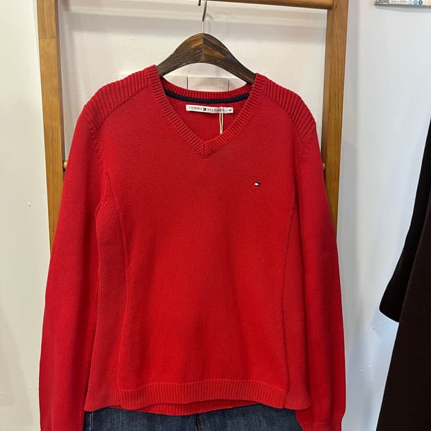 타미힐피거 레드 브이넥니트