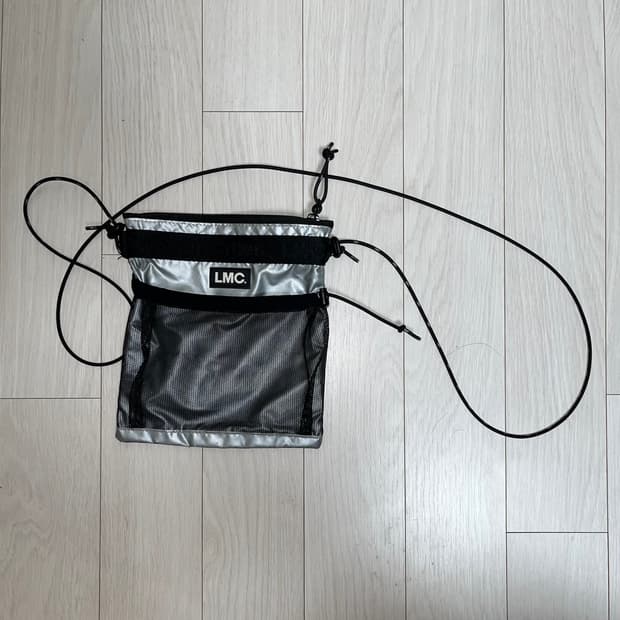 LMC 실버 메쉬 크로스백