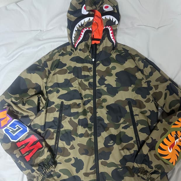 베이프 바람막이 1st Camo Shark Hoodie Jacket