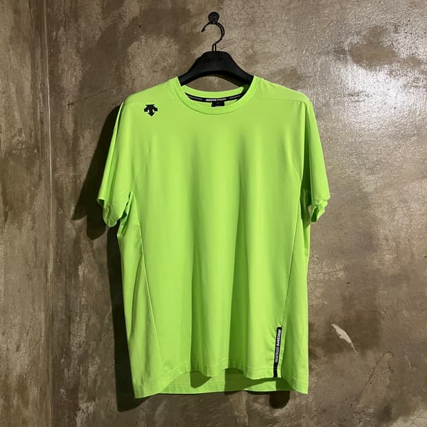 데상트 라운드 반팔티