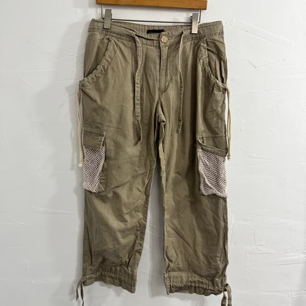 net cargo capri pants