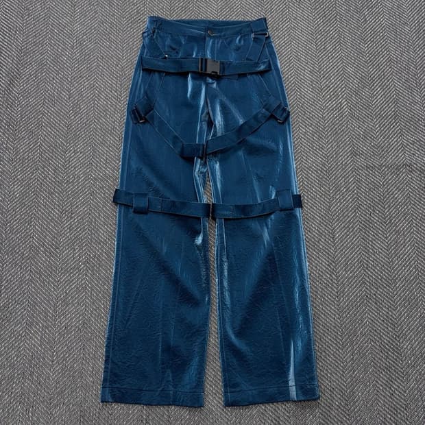 글로시 텍스쳐 벨티드 팬츠 v2826