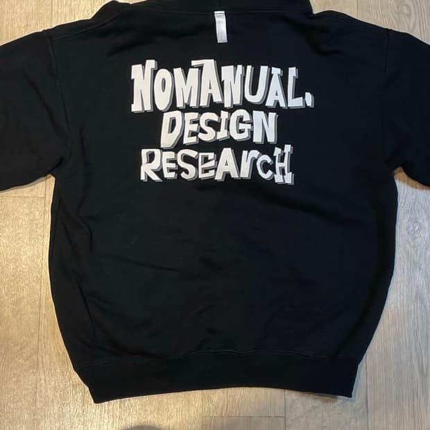 노매뉴얼 DOODLE LOGO HOODIE - BLACK