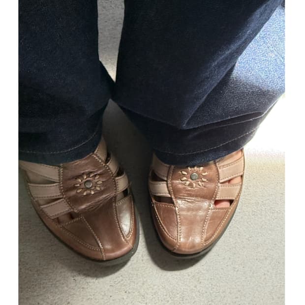 허쉬퍼피즈 가죽샌들