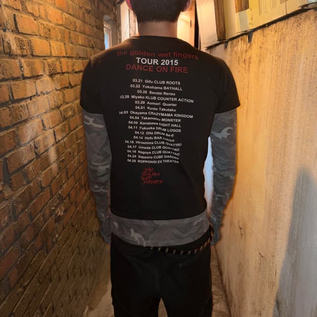 “the gold wet fingers” band tee