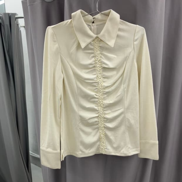 버터컬러 앞셔링 블라우스