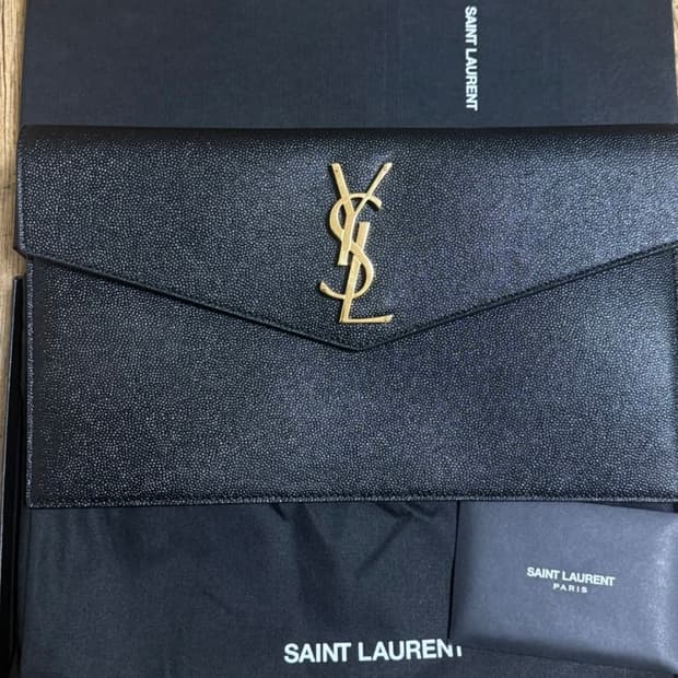 생로랑 업타운 모노그램 로고 캐비어 클러치백 블랙