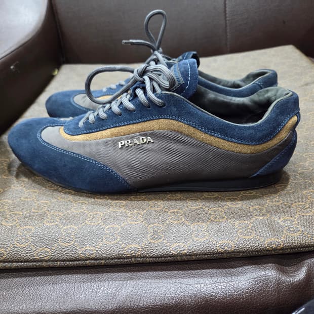 프라다 스웨이드 스니커즈
