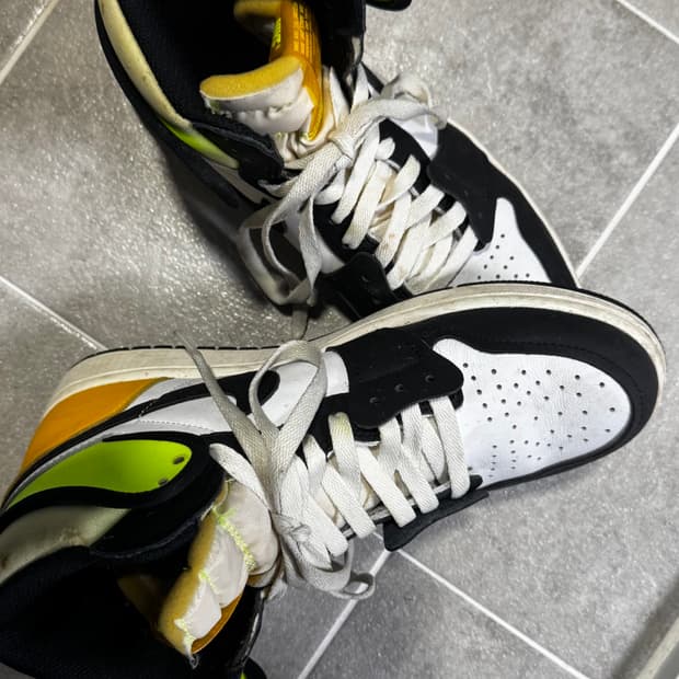 나이키 에어 조던 1 레트로 하이 OG 볼트 골드