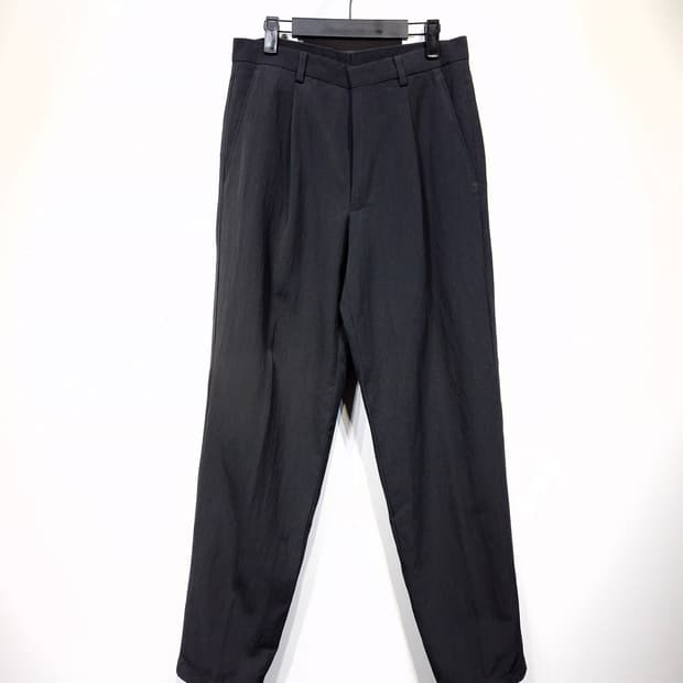 C.P 컴퍼니 원턱 슬랙스 차콜(30)