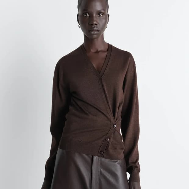 [XS,S]르메르 26ss 트위스트 브이넥 니트/다크 카카오