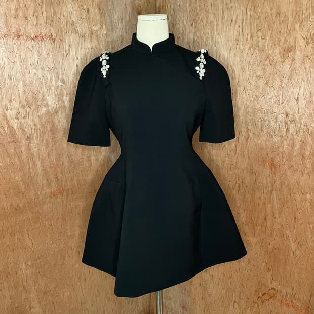 슈슈통 치파오 라인 크리스탈 숄더 미니 드레스