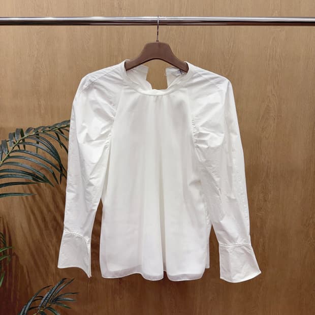 타임 볼륨 슬리브 라운드넥 블라우스 셔링 디테일 미니멀 화이트