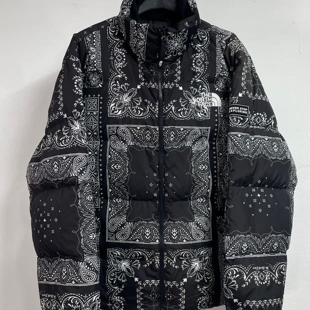 노스페이스 블랙 페이즐리 눕시 다운 패딩 (on.438)  