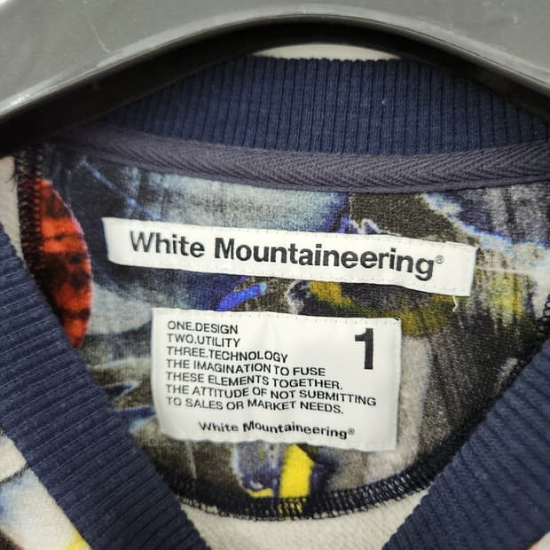 화이트마운티어링 티셔츠