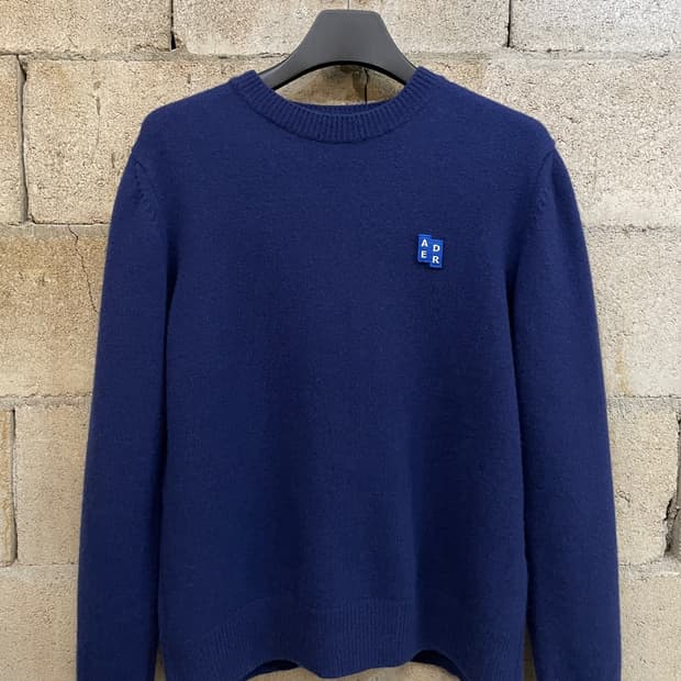 아더에러 시그니피컨트 태그 니트