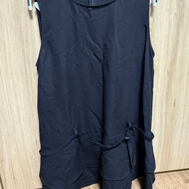 벨티드 민소매 미디원피스