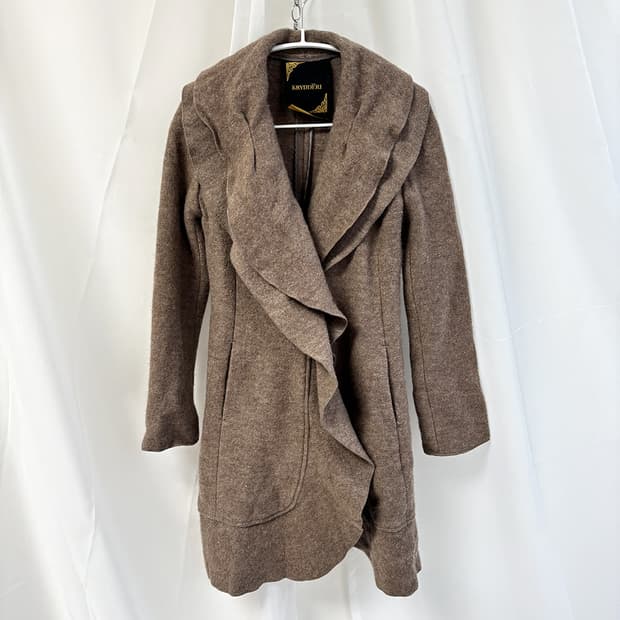 KRYDDERI 러플 플라운스 샌디베이지 코트