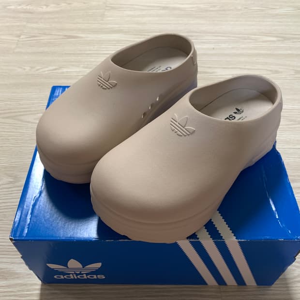 아디다스 아디폼 스탠 뮬 베이지 225