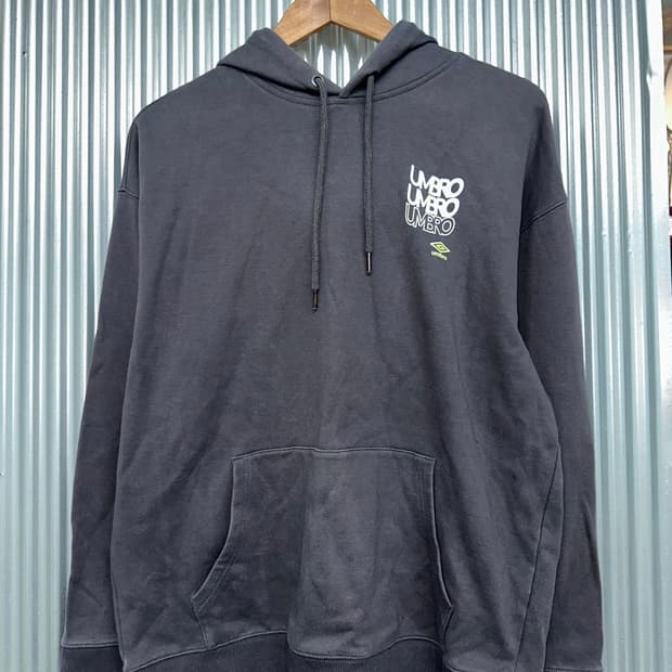 [105] 엄브로 UMBRO 백프린트 오버핏 후드티 차콜