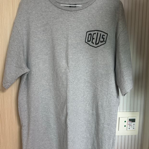 데우스 엑스 마카다미아 반팔티 그레이