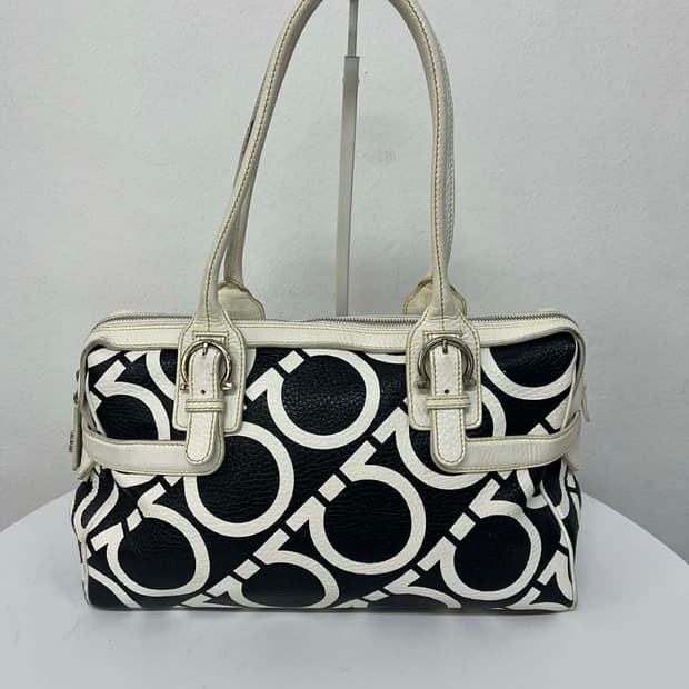 살바토레 페라가모 간치니 모노그램 가죽 숄더 토트백