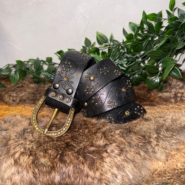 Black oriental flower stud cubic belt