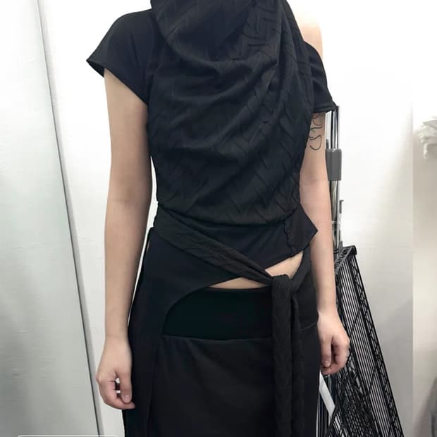 공일공사BACKLESS HALTER HOODIE