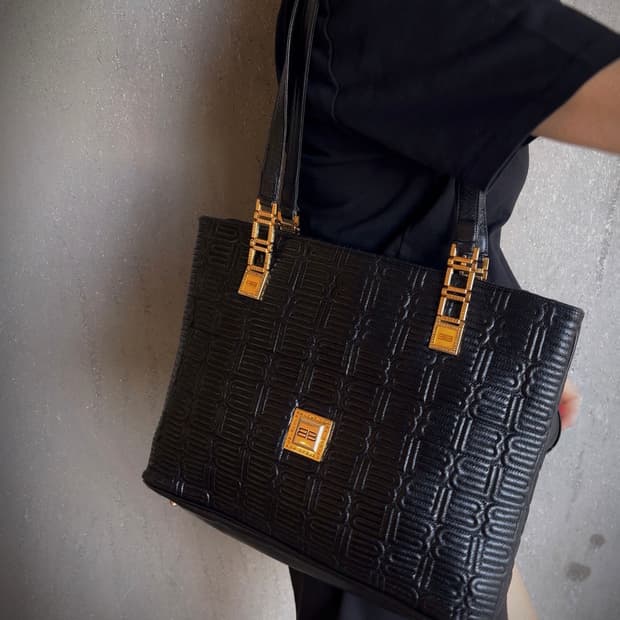 발렌시아가(Balenciaga) 클래식 레더 숄더백