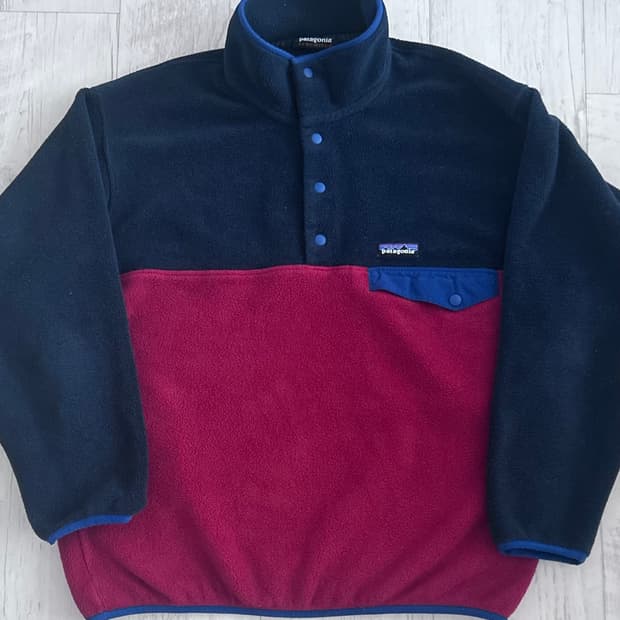 파타고니아 신칠라 라이트웨이트 풀오버 M 네이비/레드 켄달제너 착용