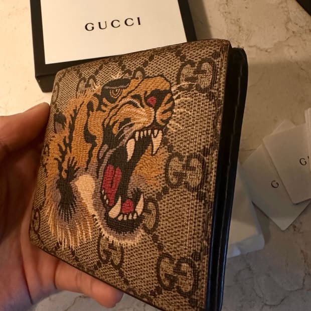 구찌 타이거 프린트 지갑 GG 슈프림 베이지 에보니
