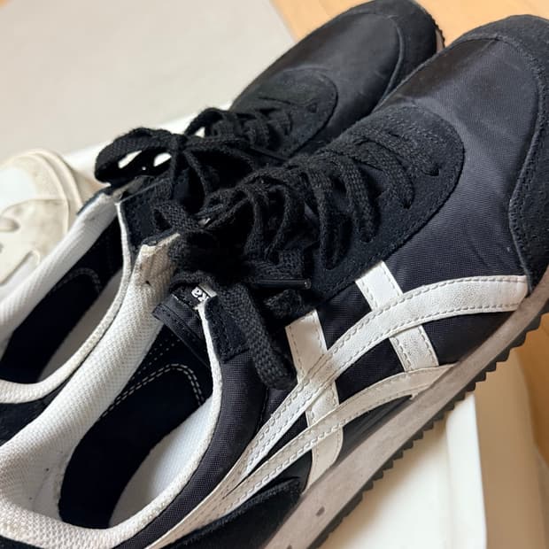 오니츠카 타이거 검흰 스니커즈 260mm