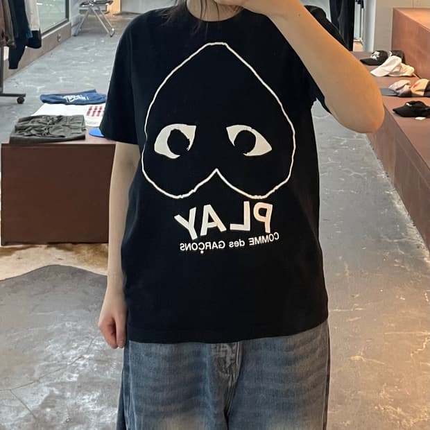 꼼데가르송 플레이 인버티드 하트 로고 반팔 H2421