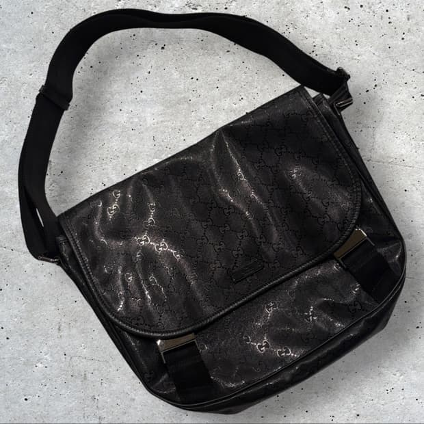 구찌 GG 로고 투버클 블랙 메신저백