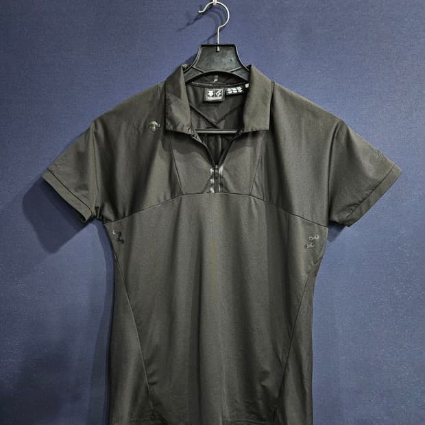 데상트 블랙차콜 남성 슬림핏 100 골프 반집업 카라반팔티 