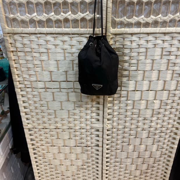 정품 프라다 나일론 미니 파우치 버킷백 팝니다