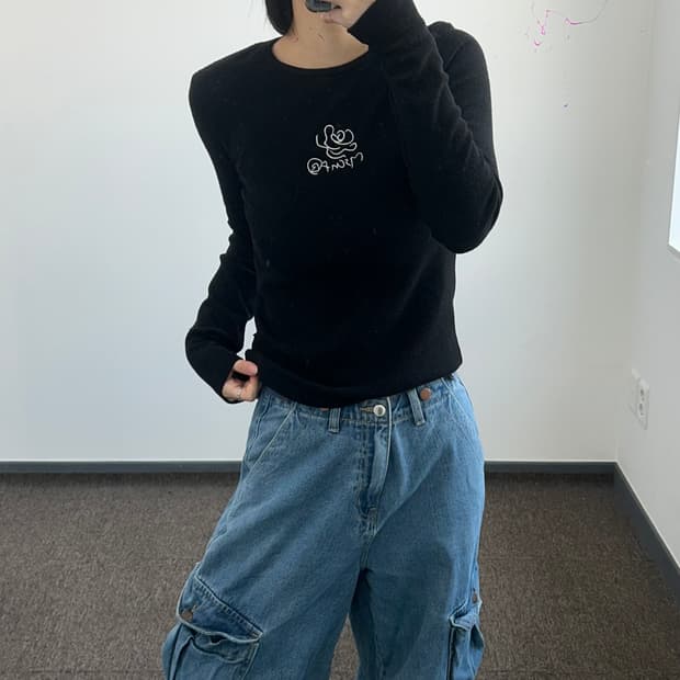 Mischief 미스치프 스몰 자수 로고 블랙 니트 롱슬리브