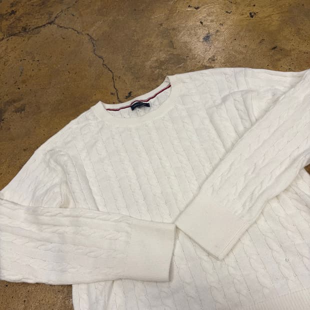 타미힐피거 소매 미니 로고 화이트 꽈배기 니트