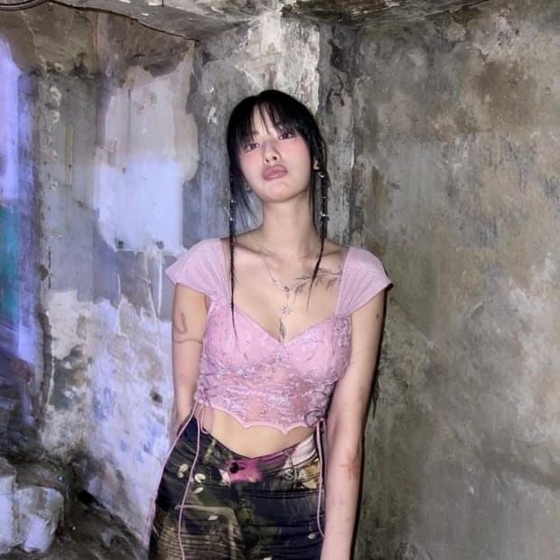 샵사이다 플로럴 레이스 드로스트링 슬리브리스 블라우스 나나