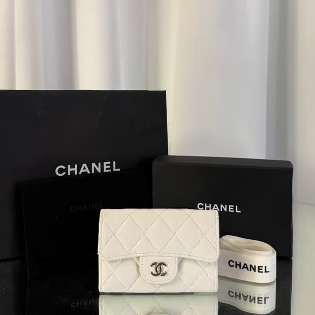 샤넬 클래식 캐비어 카드 홀더 그레인드 카프스킨 & 골드 메탈 화이트 