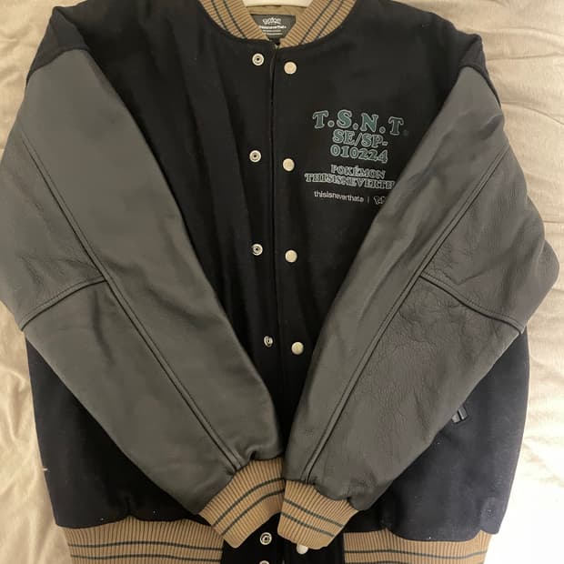 디스이즈네버댓 X 포켓몬스터 리자몽 바시티 자켓