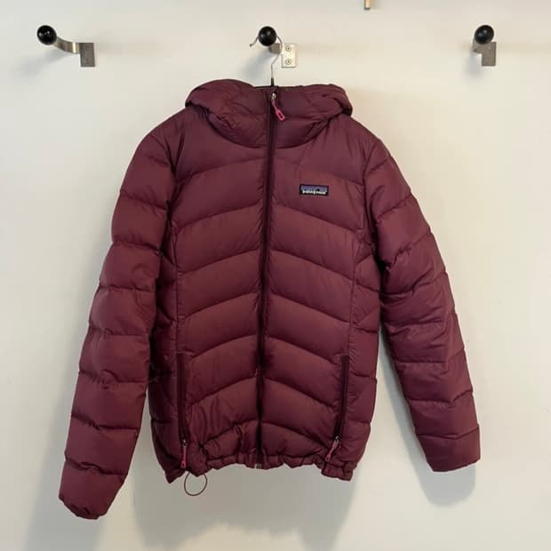 파타고니아 경량패딩 버건디 계열 