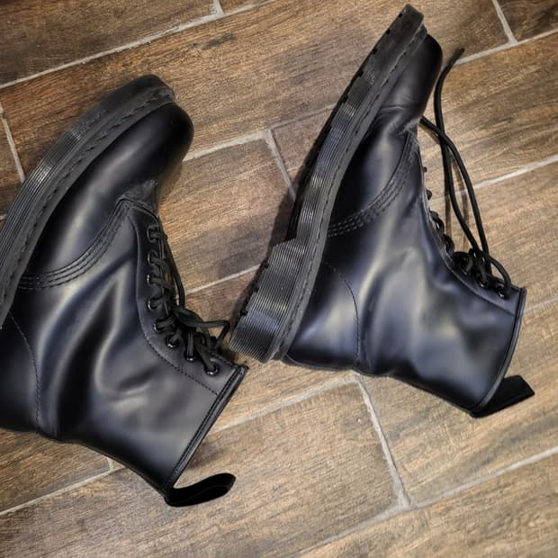 닥터마틴 블랙 8홀 부츠 14353