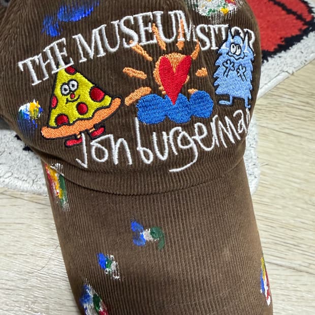 더 뮤지엄 비지터 X 존 버거맨 콜라보 볼캡(정품)