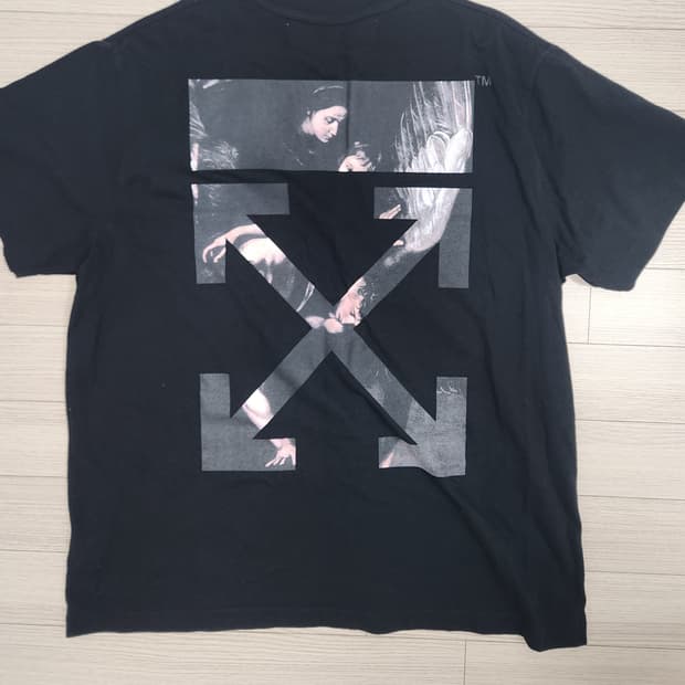 m 오프화이트 카라바지오 반팔 티셔츠